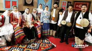 مهمانان اقامتگاه بوم گردی میکال با لباس محلی - روستای میکال - منطقه دیلمان - استان گیلان